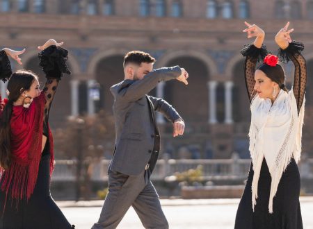 Dos bailaoras y un bailaor ejecutan una coreografía de flamenco al aire libre.
